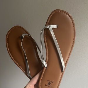Silver and brown flips flops - shade and shore